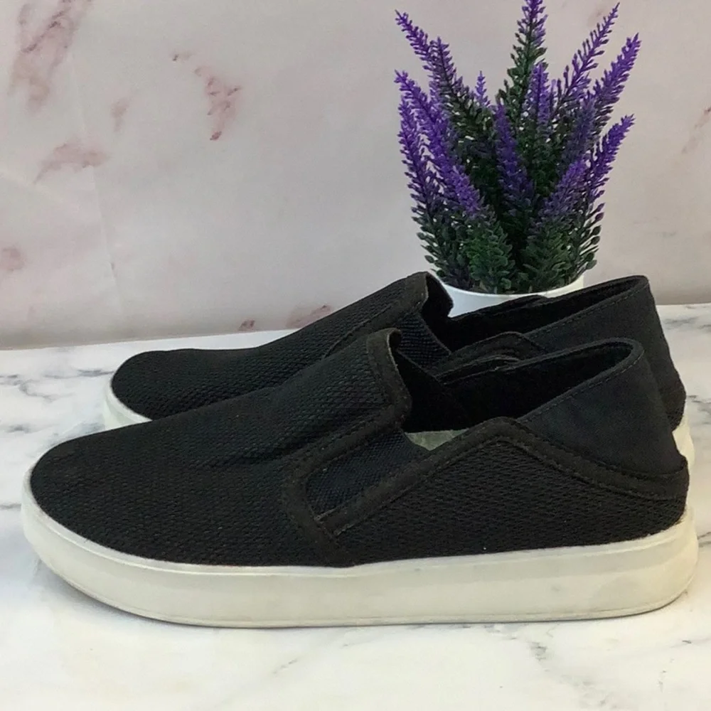 New Olukai (Olu = comfort, Kai = Ocean) Women's Slip-on shoe in Black Size 6.5